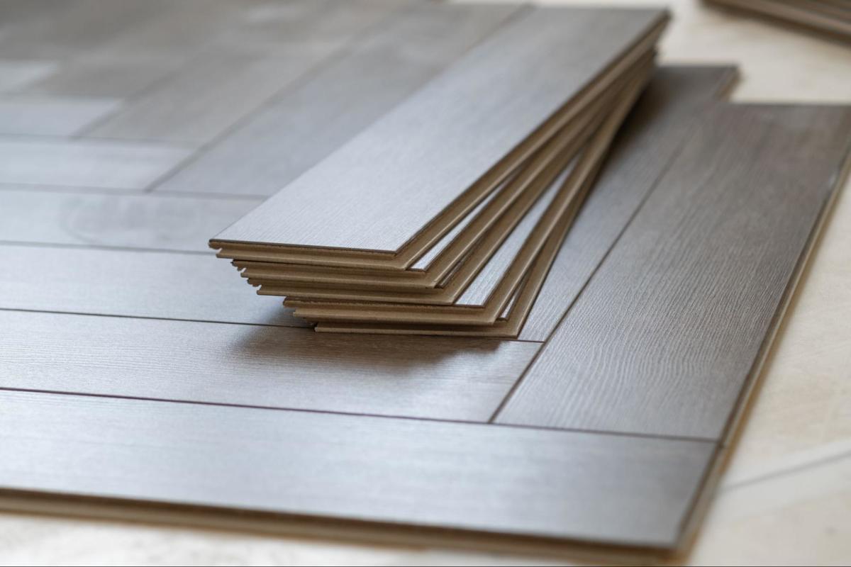 Stapel laminaatplanken klaar voor professionele plaatsing in woning